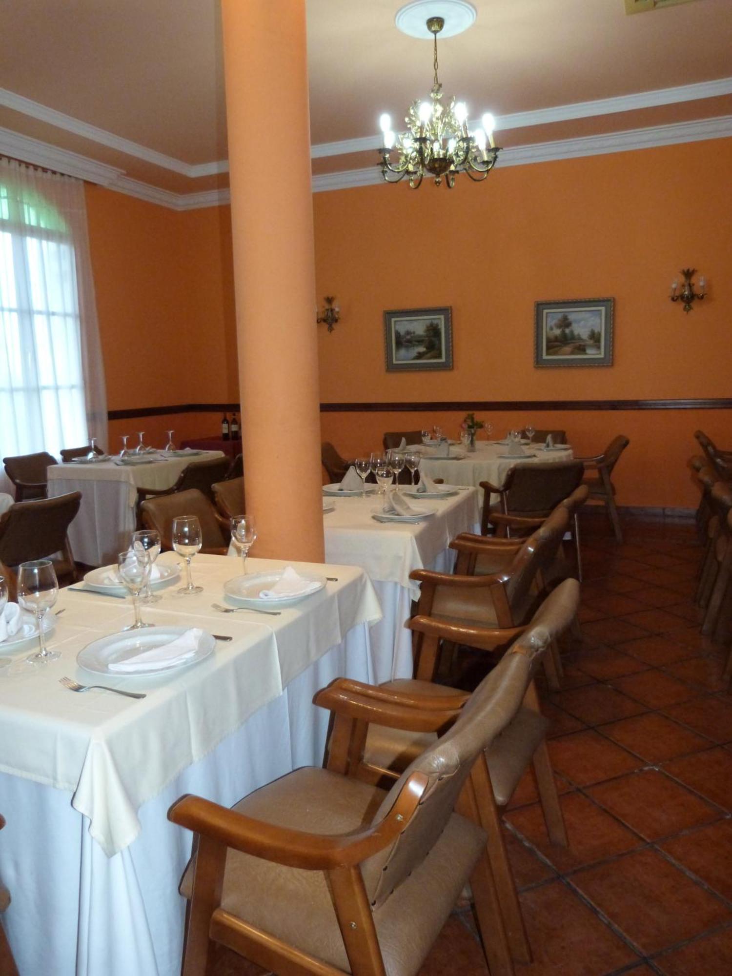 Hostal Restaurante Las Canteras Pedrera Luaran gambar